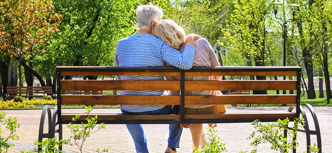blog-featured_financial-planning-big-picture_1080x500 A mature couple sits on a park bench on a sunny day