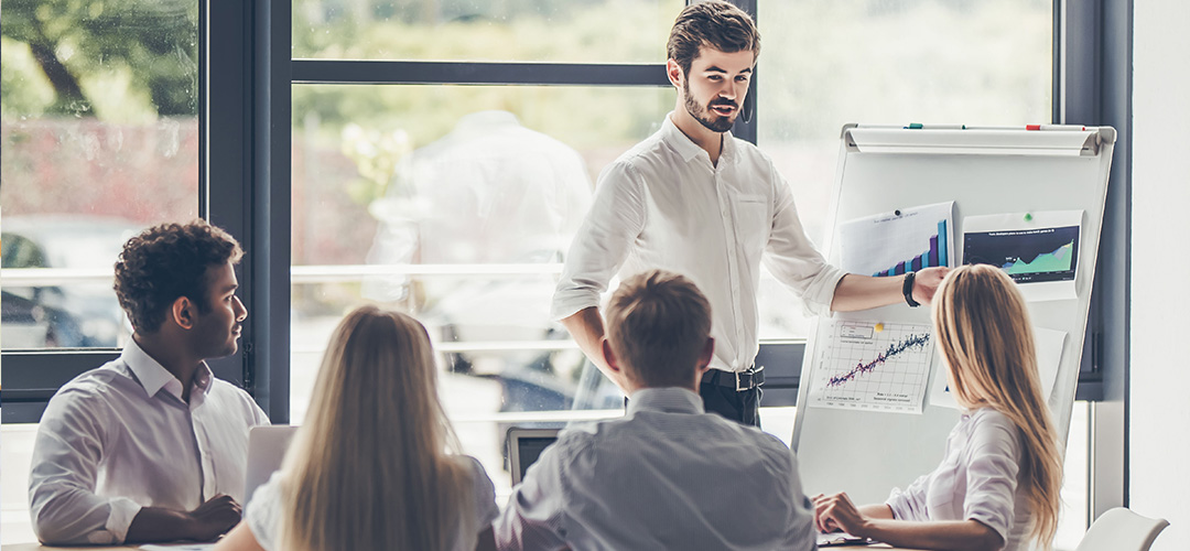 blog-featured_retirement-data-analytics-1080x500 man presenting charts to group