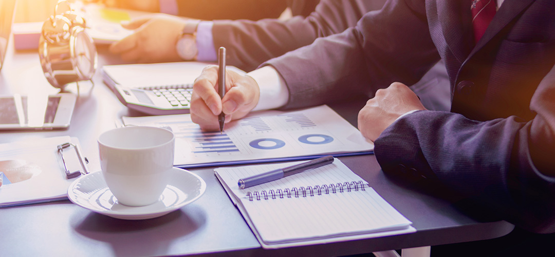blog-featured_retirement-plan-committee committee meeting at table
