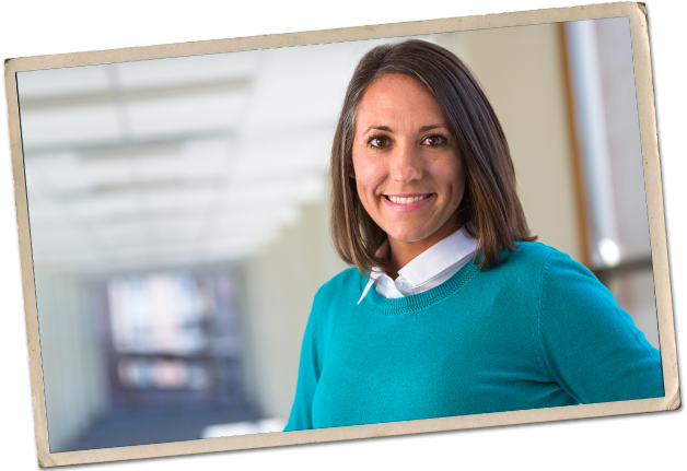 photo-employee_skywalk-628x431 A smiling female employee in the skywalk