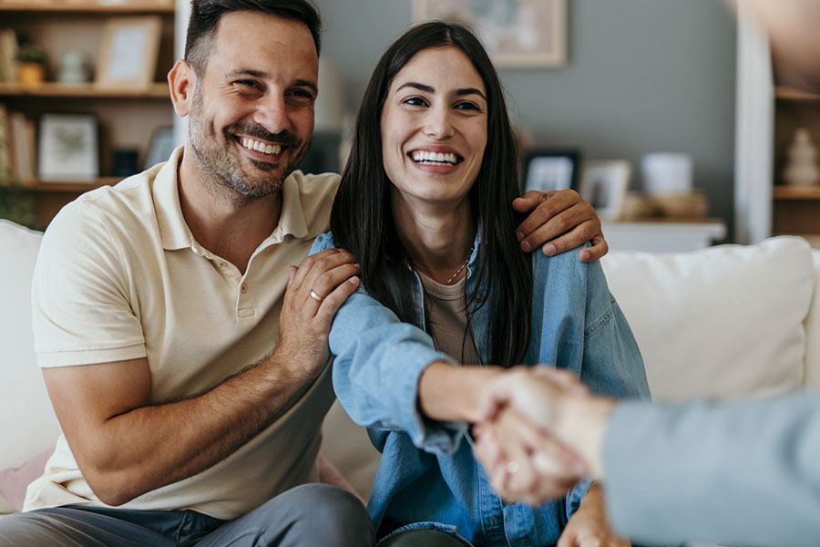 image_couple-shaking-hands-mortgage_900x600px Couple shaking hands with mortgage lender